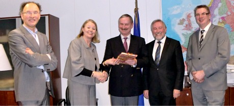 V.l.n.r. Hugo van der Steenhoven, Marijke van Haaren, Siim Kallas, Manfred Neun en Bernhard Ensink.