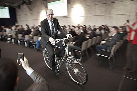 Joop Atsma op de elektrische Twitterfiets