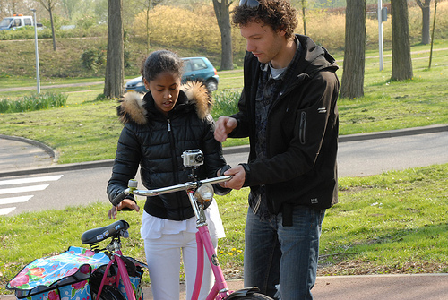 Fietsen met een camera op het stuur
