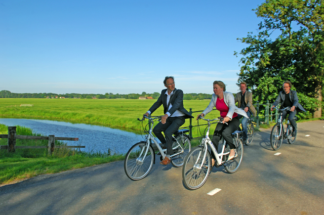 Fietssnelroute Den Haag - Leiden Fietssnelroute Den Haag - Leiden, met directeur van de Fietsersbond Hugo van der Steenhoven en gedeputeerde Ingrid de Bondt