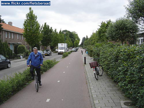 Fietspad in twee richtingen uitgevoerd in rood asfalt