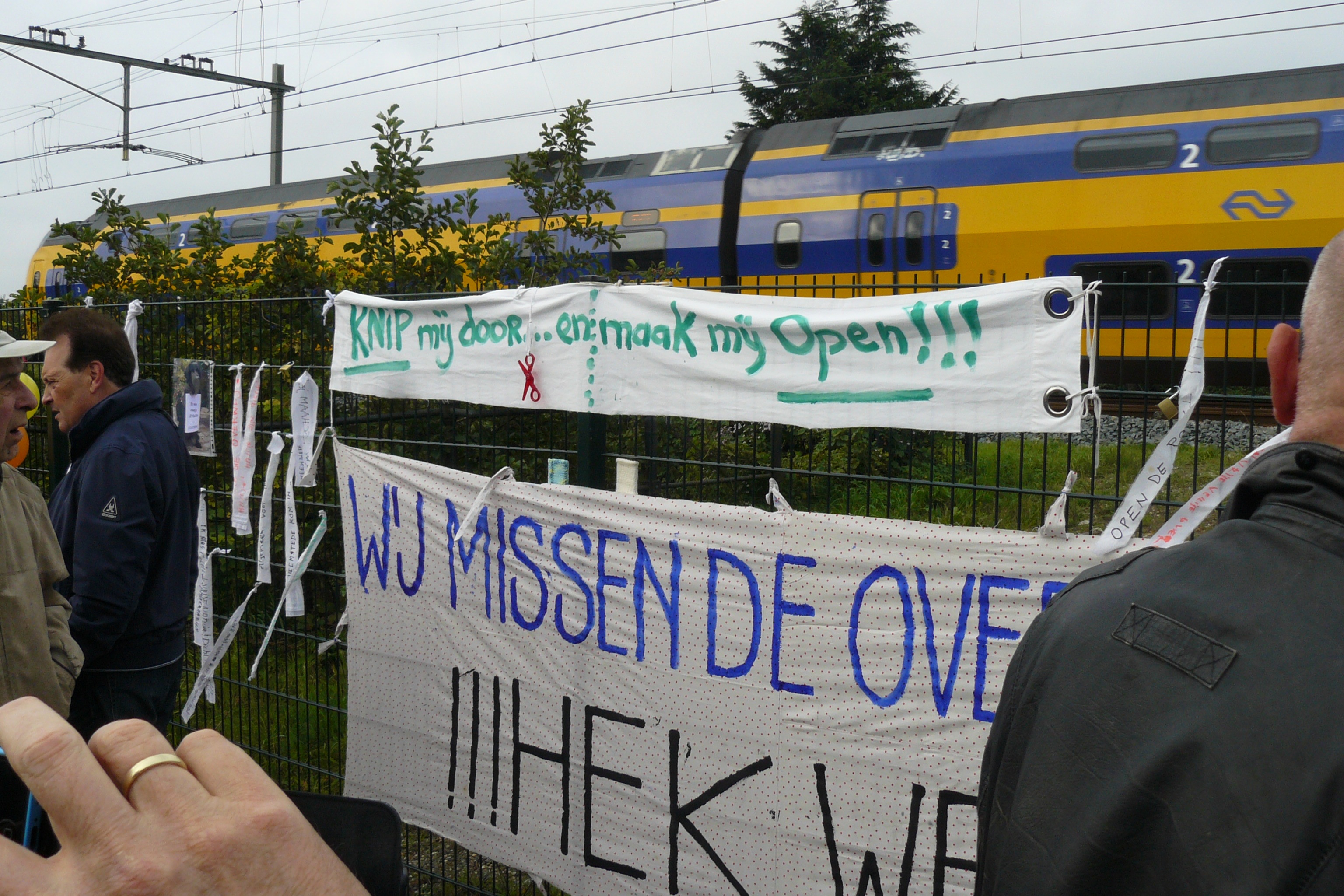 Betoging van teleurgestelde bewoners van de naastgelegen Geleerdenwijk oktober 2015 bij de afgesloten overweg naar het Laantje van Alverna