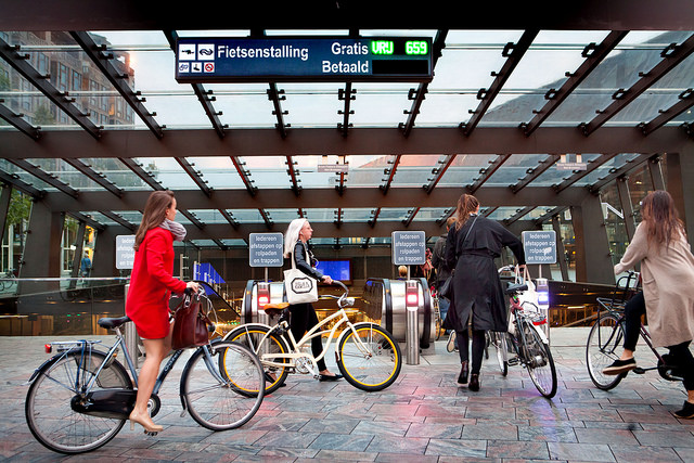 Ingang van de fietsenstalling bij Rotterdam Centraal