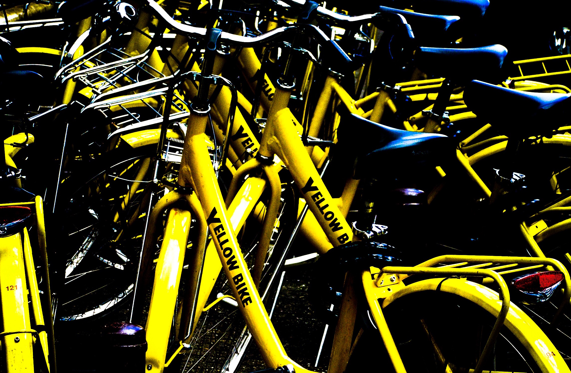 Gele huurfietsen in Amsterdam