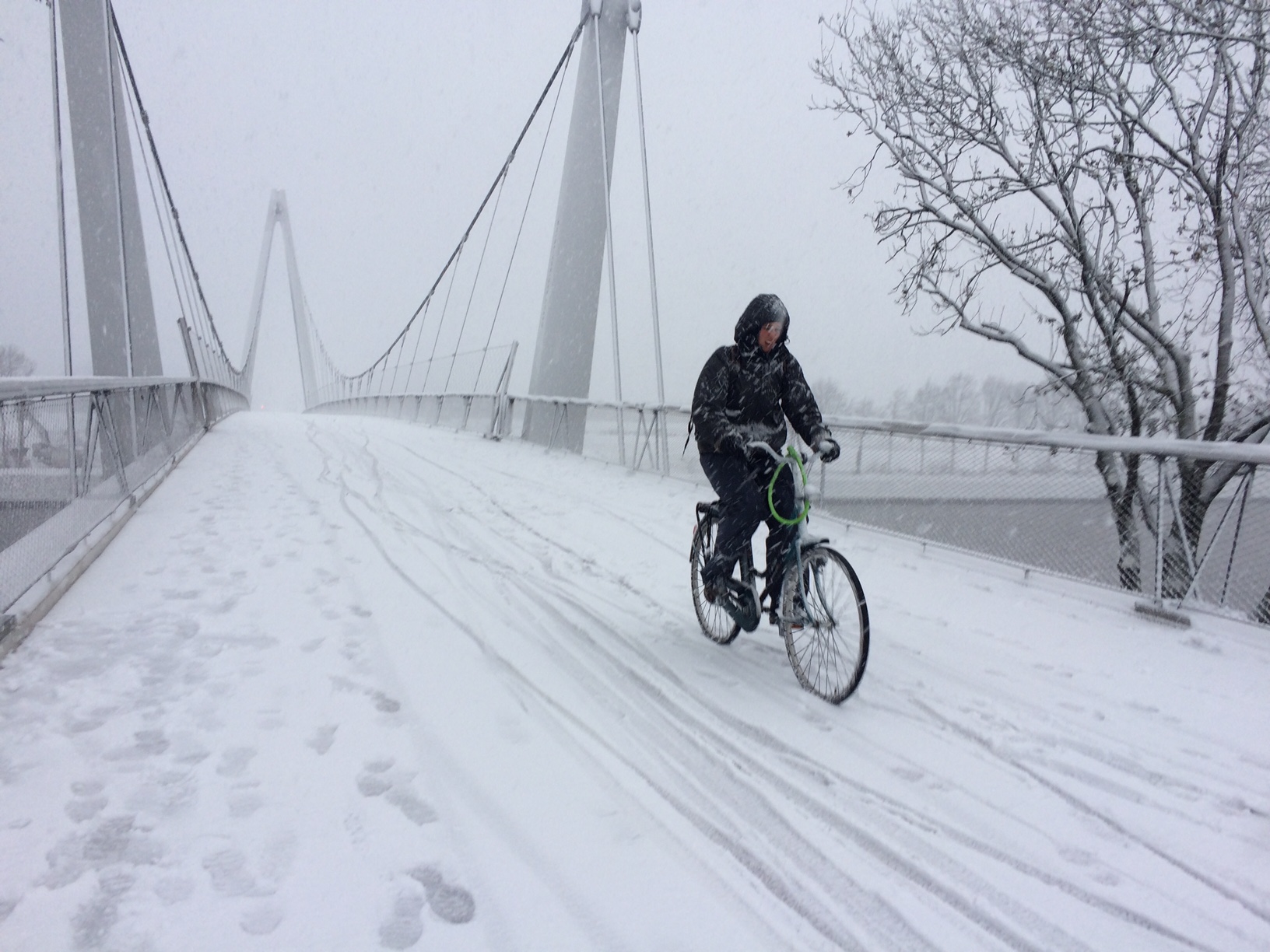 fietser in de sneeuw