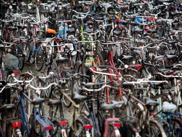 geparkeerde fietsen in groningen