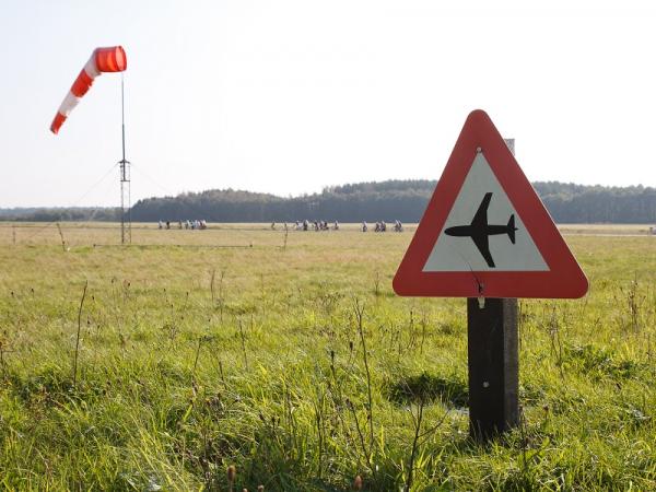 Waarschuwingsbord voor vliegtuigen in Soesterberg