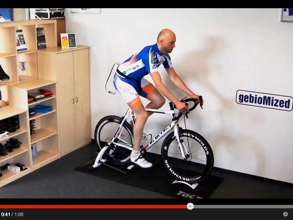 man op racefiets