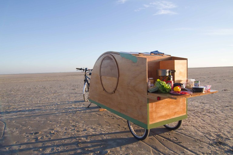 fietscaravan met opengeklapte keuken.