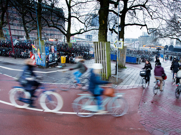 Een wirwar van fietsers rijden bij het Smakkelaarsveld in Utrecht