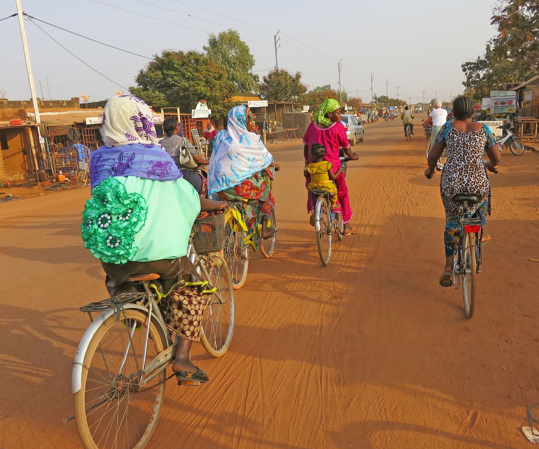Fietsende vrouwen in Burkino Faso