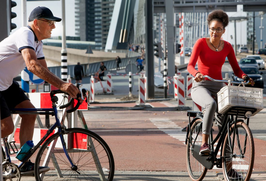 oudere fietser en jongere fietser treffen elkaar