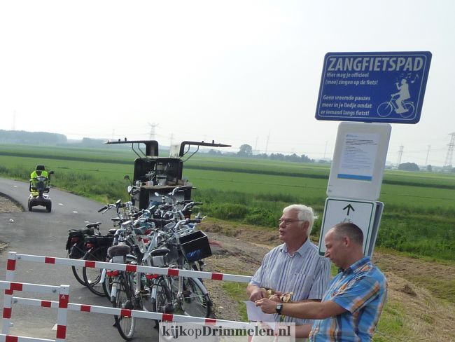 Opening fietspad Drimmelen door wethouder Jan-Willem Stoop én de zingende veearts uit Drimmelen Rinus Rasenberg