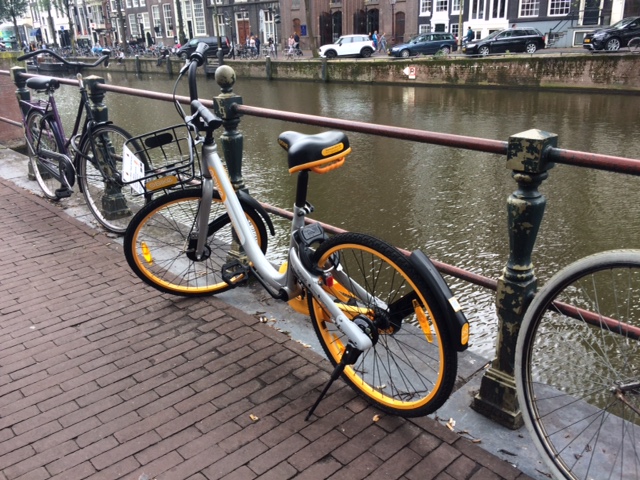 deelfiets van oBike in Amsterdam