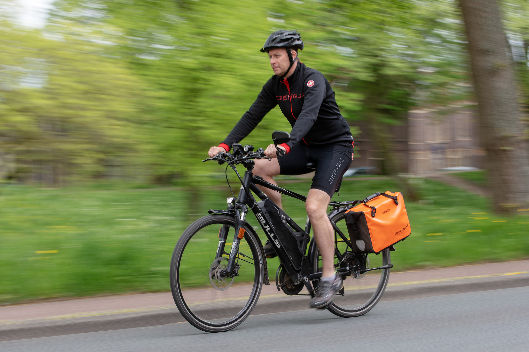 Man rijdt op een speedpedelec