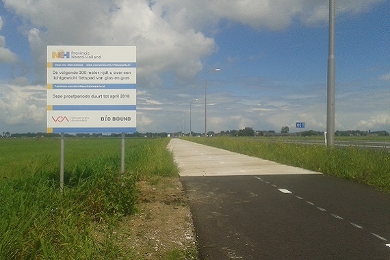 Fietspad van gras en glas