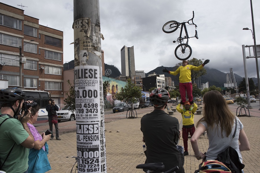 Straatartiesten goochelen met fietsen in Bogota