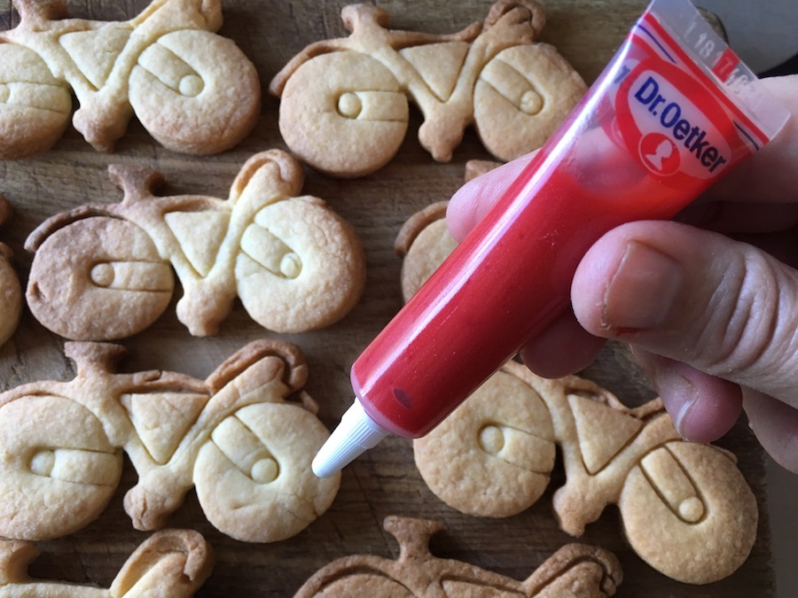 Met Dr Oetkerstift fietskoekies inkleuren