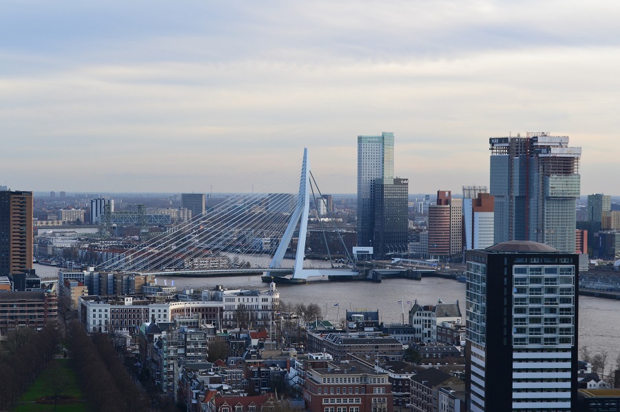 Uitzicht over de stad Rotterdam met de Erasmusbrug