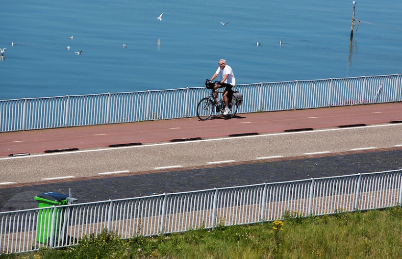 Wielrenner op de afsluitdijk