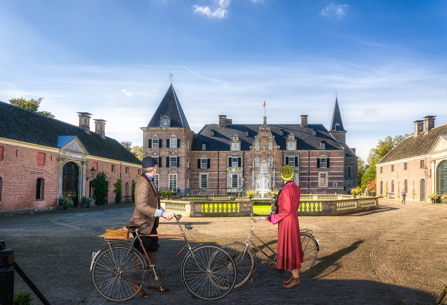 Twee fietsers bewonderen kasteel Twickel