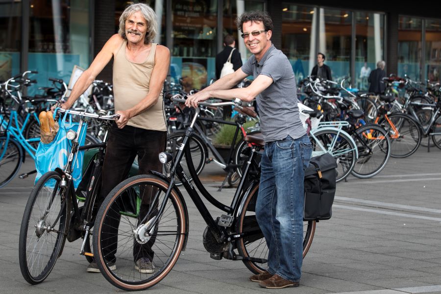 Leo Maathuis (l) en Laurent Theunissen voor een Maastrichtse supermarkt