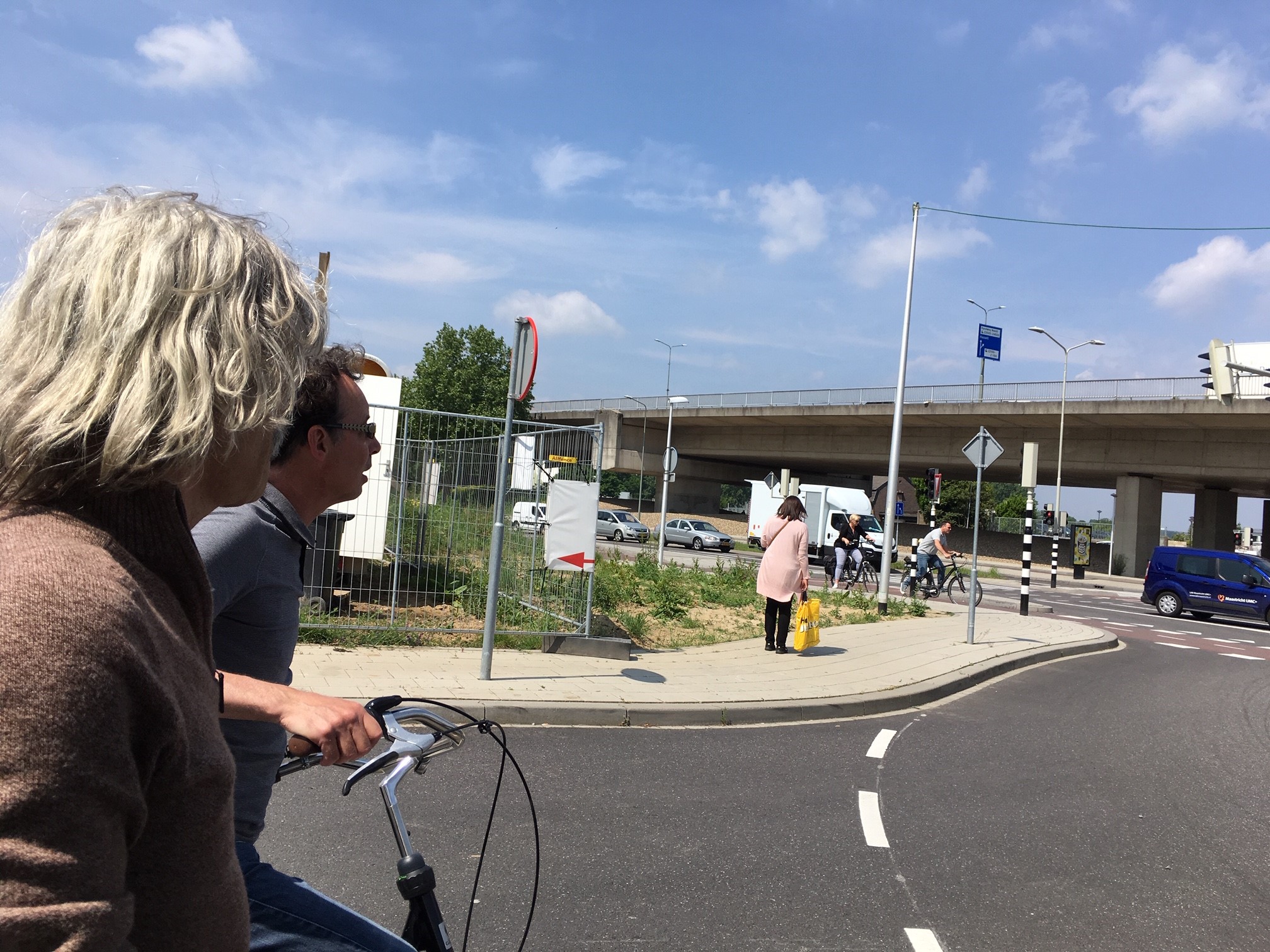 Uitrit waar fietsers moeten over de stoep of de autoweg op
