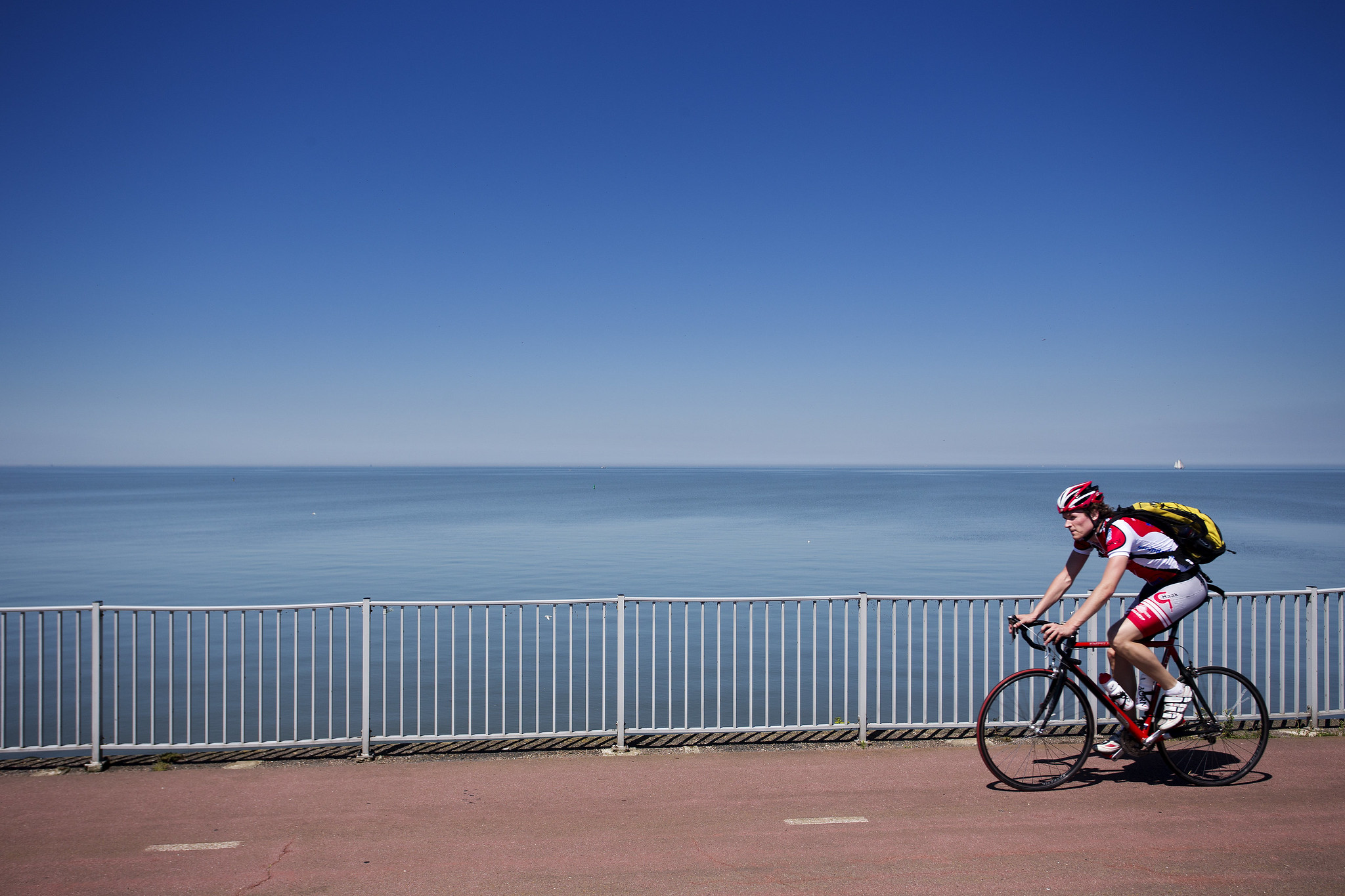 Racefietser op afsluitdijk