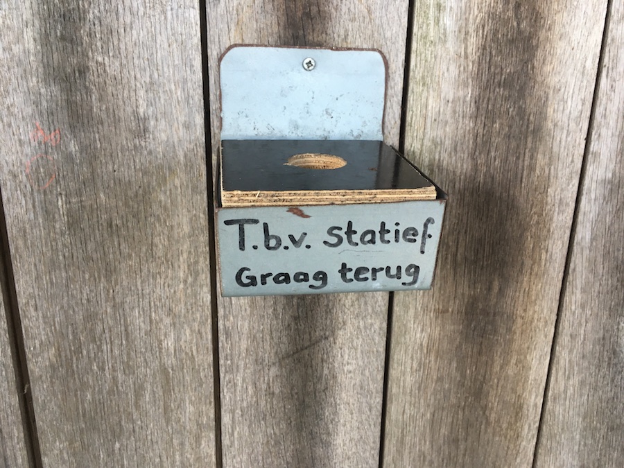 Houten doosje met verzoek het statief terug te brengen