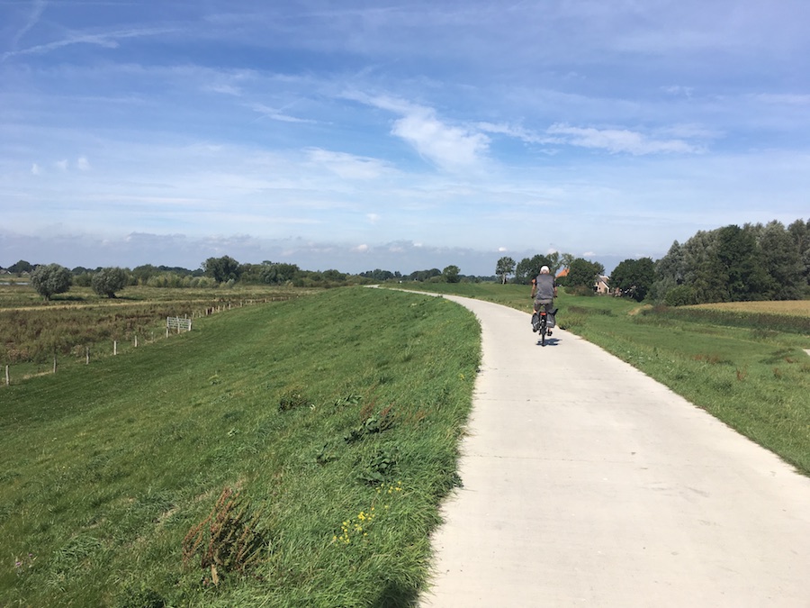 Stille dijk langs de IJssel