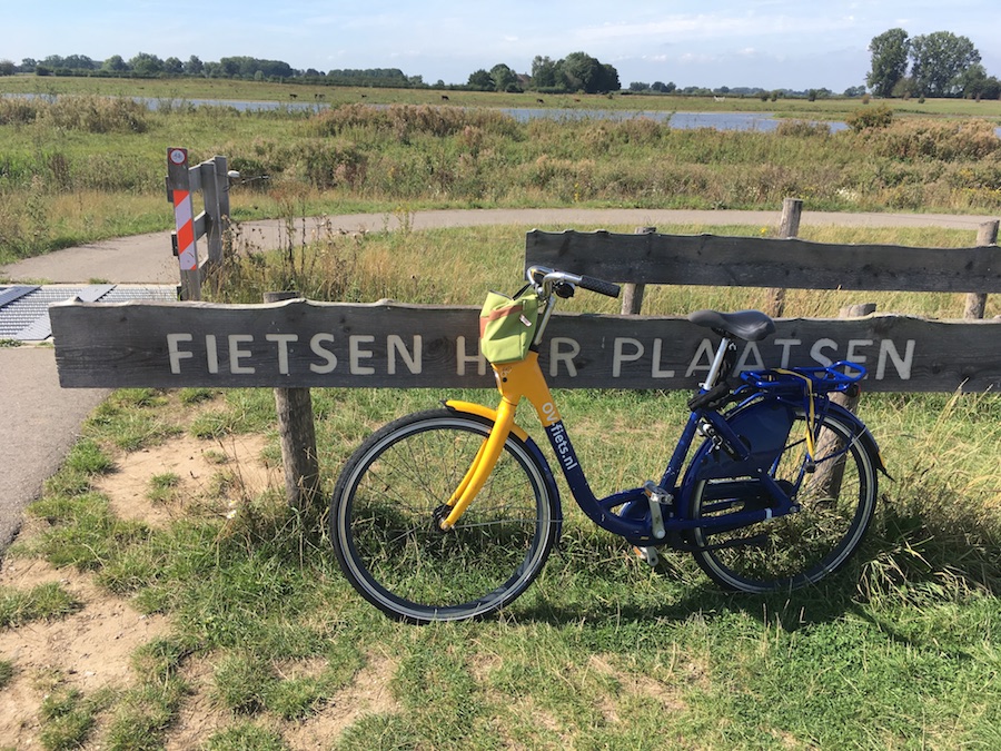 Achtergelaten fiets op het pad naar de Vogelkijkhut