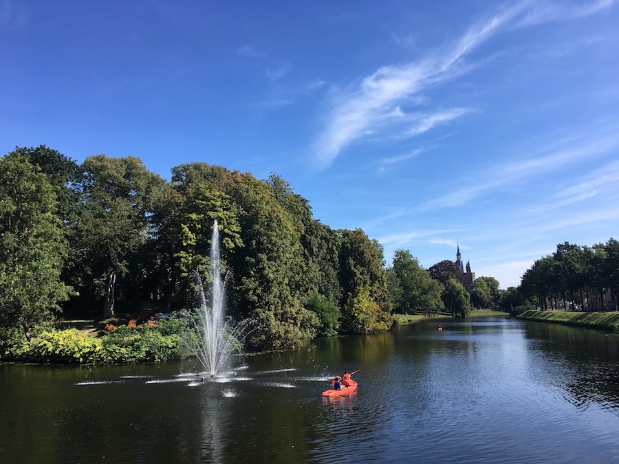 Peddelen in de Zwolse stadsgracht