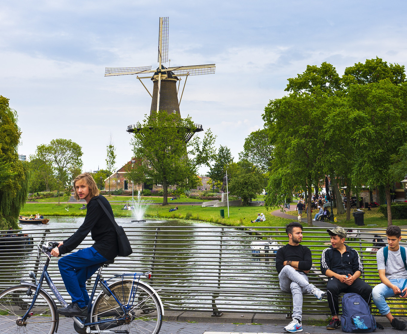 Leiden met zicht op een molen