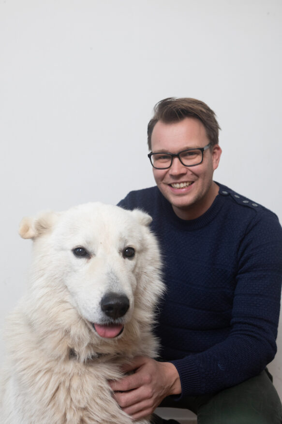 Portret van Fietsersbondlid Jan Hopstaken met zijn hond
