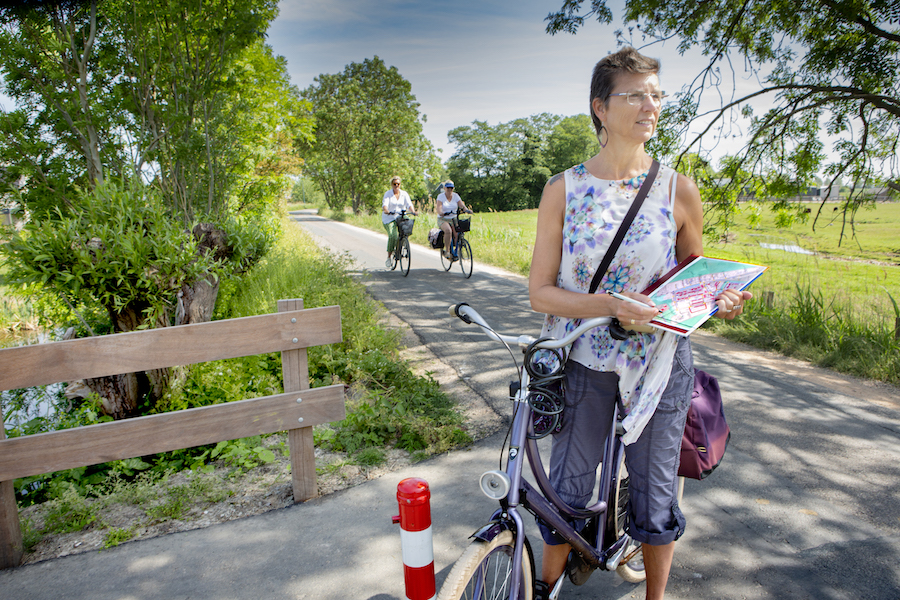 Pauline Weder controleert of de routeplanner klopt