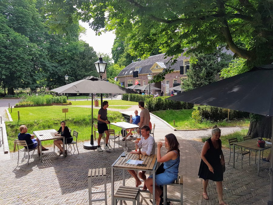 Terras bij stayokay in Amelisweerd