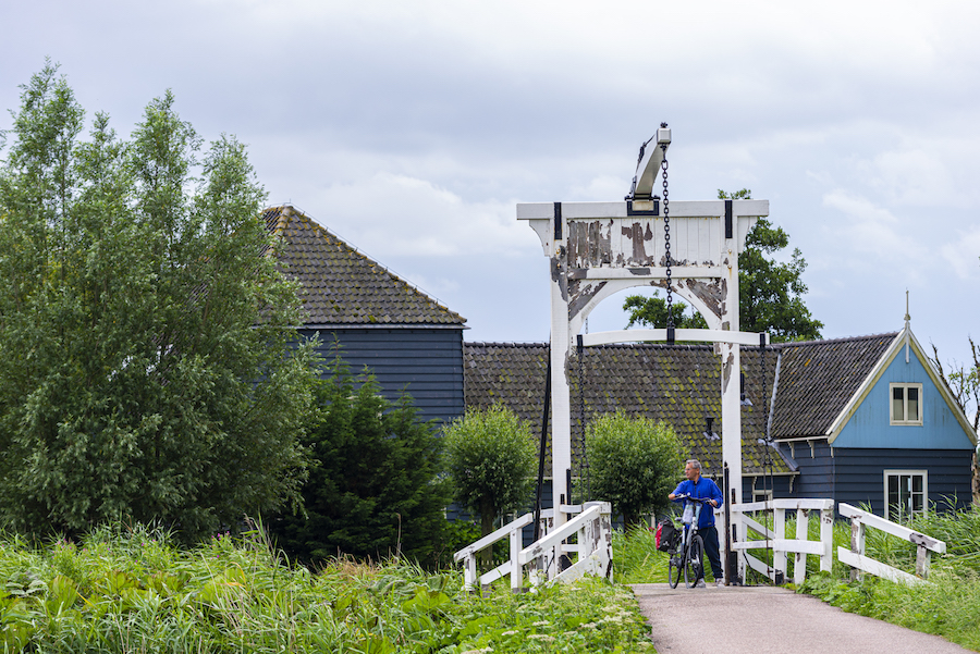 Fietser rijdt over een brug in Waterland