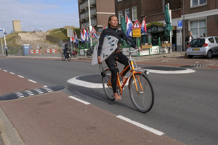 Rare drempels op de fietsstrook in Scheveningen