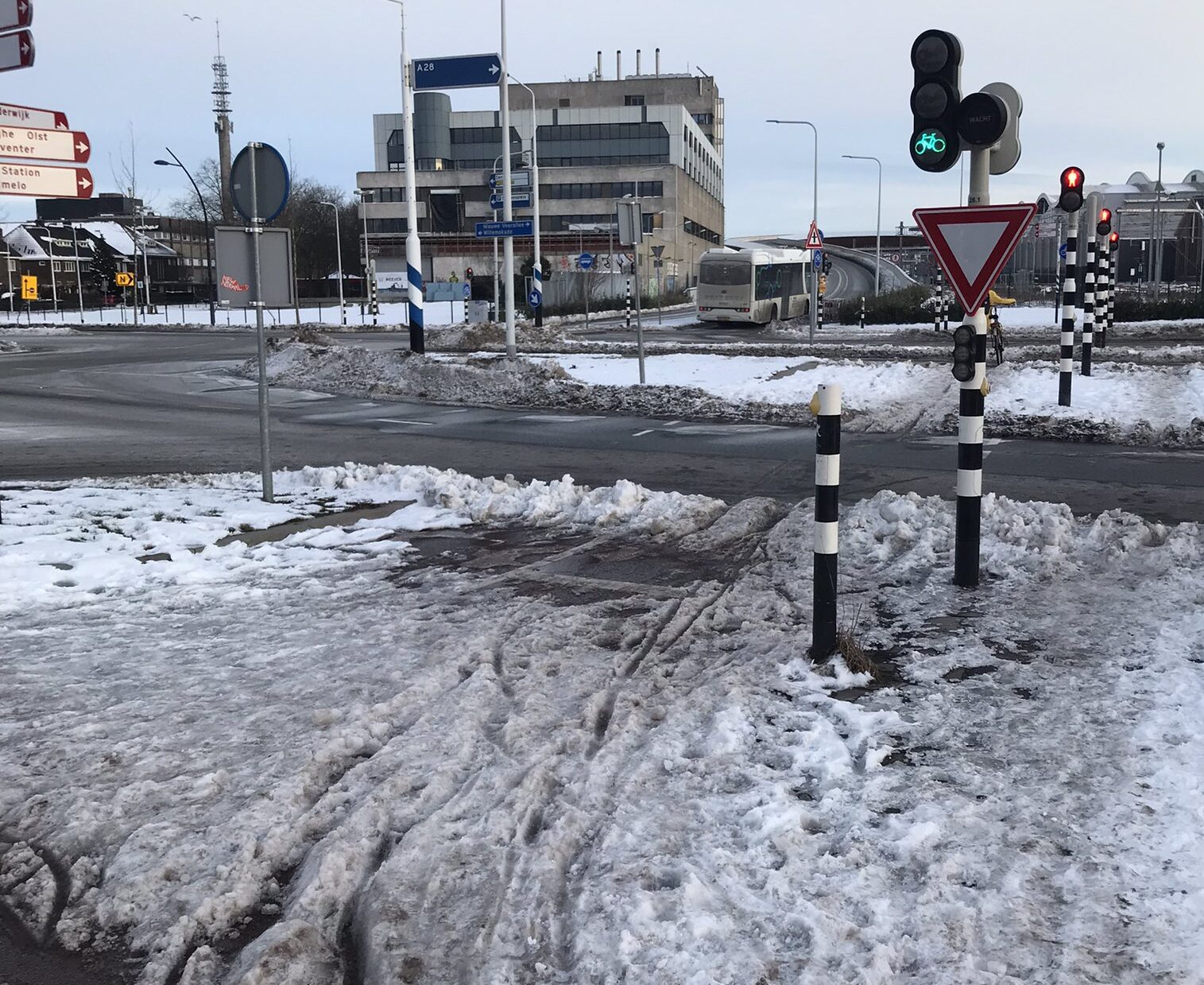Onbegaanbaar fietspad vol aangekoekte sneeuw in Zwolle