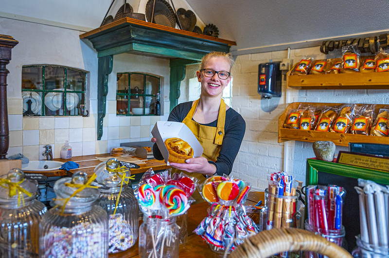 Meisje laat snoep zien in winkel