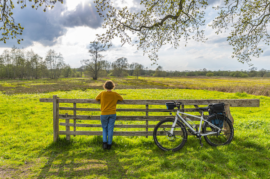 Jessica kijkt uit over een wijds landschap