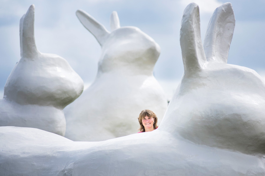 Sandra Hueber temidden van aaibare Berm Bunnies
