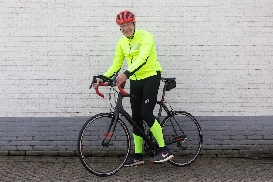 Leen Poortvliet (77) is verslaafd aan wielrennen