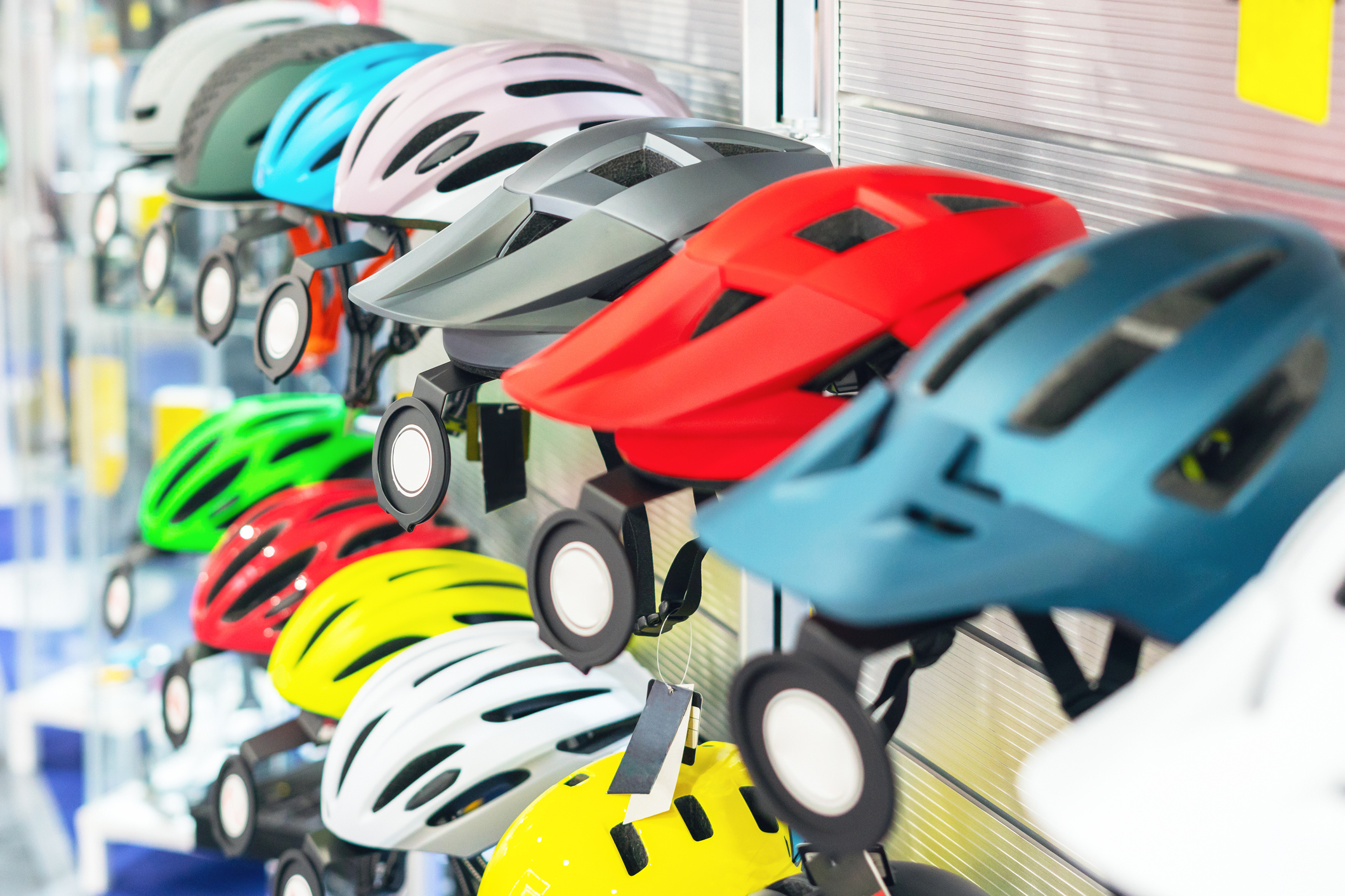 Wand met fietshelmen