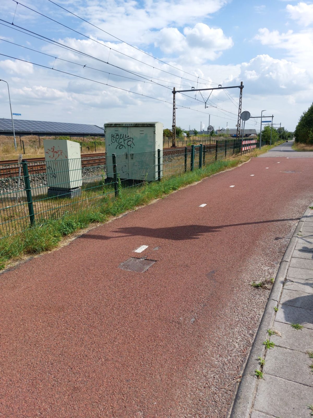 Fietspad waar eerst een paaltje stond. Deze is inmiddels weggehaald.