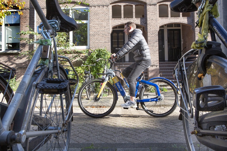 Carlos van de Fietsersbond test elektrische ov-fiets in Utrechtse straat