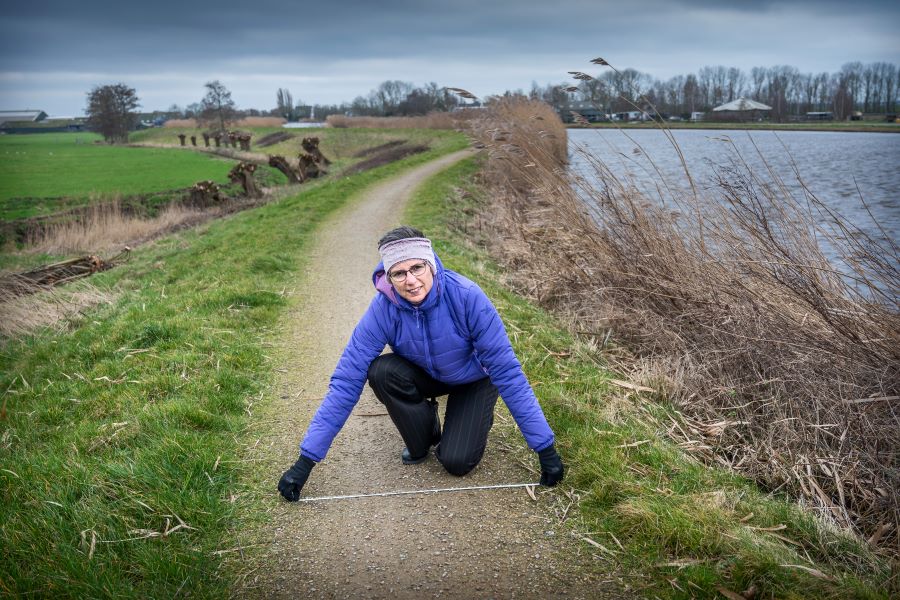 Pauline laat zien hoe je een fietspad meet