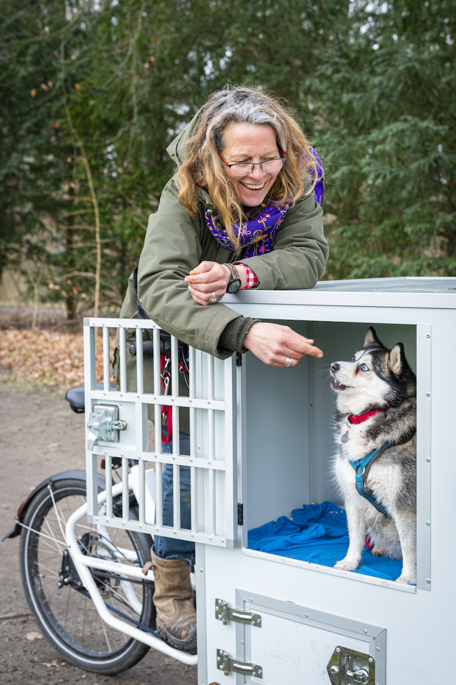 Emilie Bouvy met husky Indy in de bakfiets