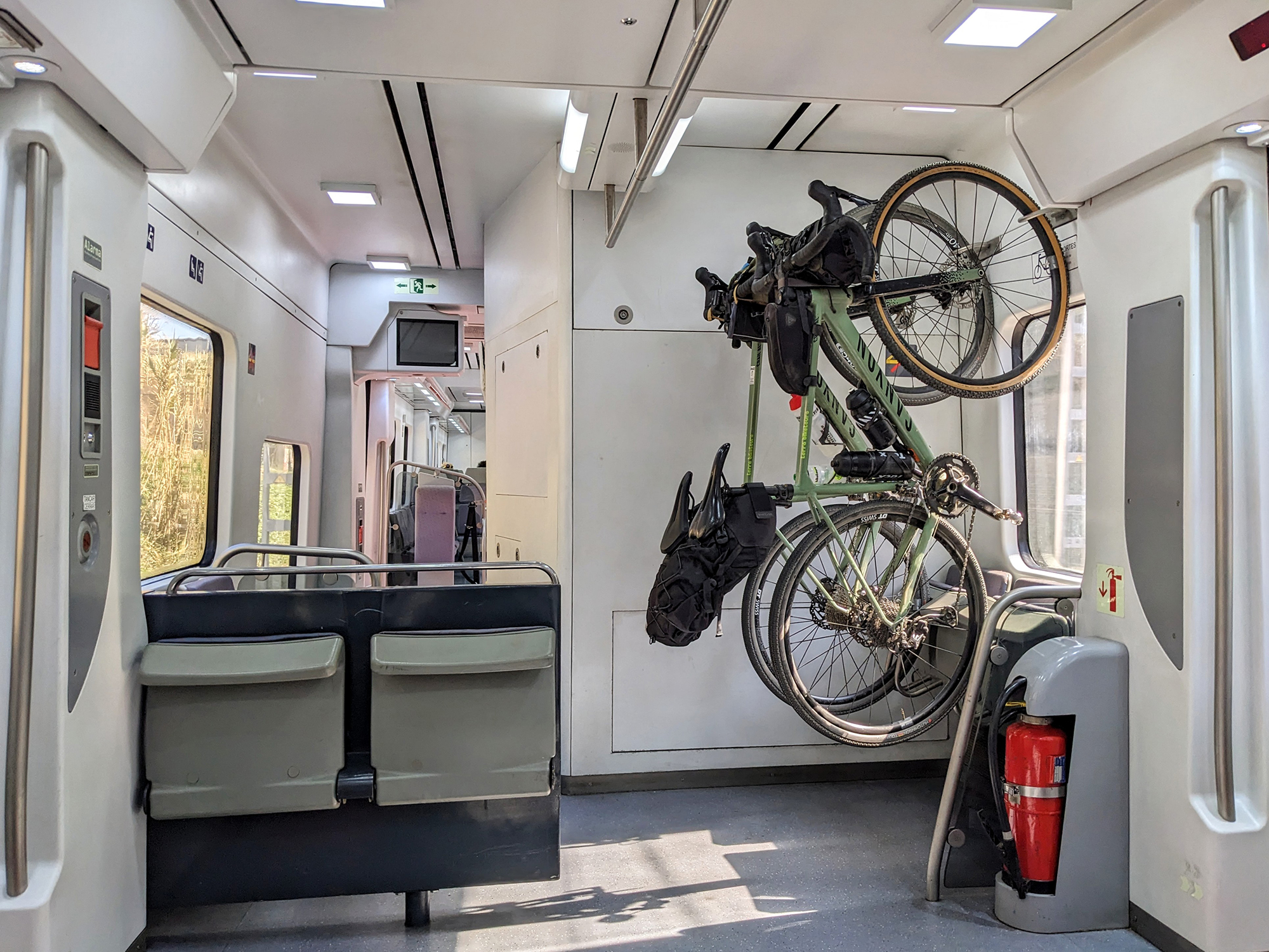 Fietsen aan de haak in regionale trein in Spanje.jpg