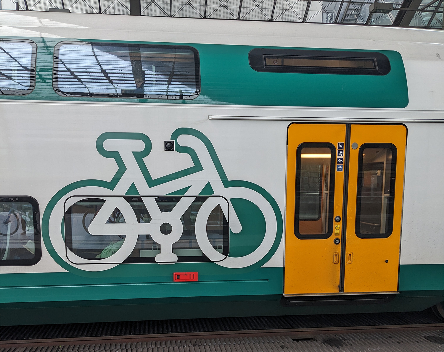 Duidelijke fietsaanduiding op trein in Duitsland